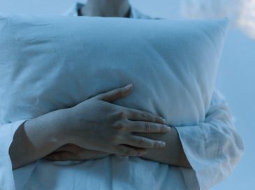 De acuerdo con expertos en descanso, abrazar una almohada durante la noche suele generar una sensación de seguridad y tranquilidad.Pexels