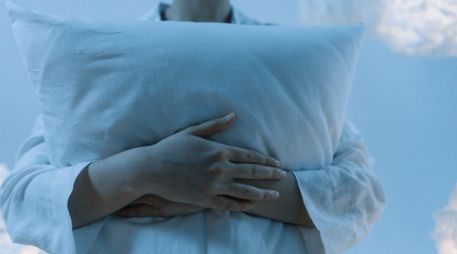 De acuerdo con expertos en descanso, abrazar una almohada durante la noche suele generar una sensación de seguridad y tranquilidad.Pexels