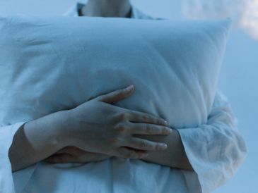 De acuerdo con expertos en descanso, abrazar una almohada durante la noche suele generar una sensación de seguridad y tranquilidad.Pexels
