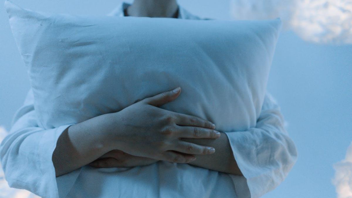 ¿Por qué dormimos abrazando una almohada? Expertos explican sus causas