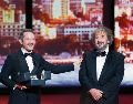Peter Jackson recibió la Palma de Oro Honorífica, de manos del actor Elijah Wood. AFP
