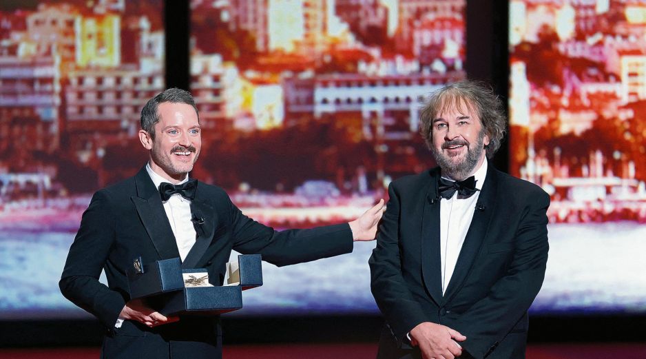 Peter Jackson recibió la Palma de Oro Honorífica, de manos del actor Elijah Wood. AFP