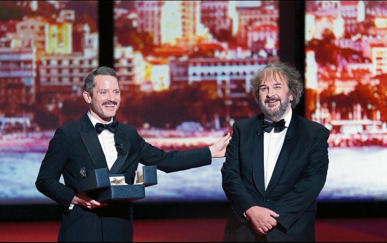 Peter Jackson recibió la Palma de Oro Honorífica, de manos del actor Elijah Wood. AFP