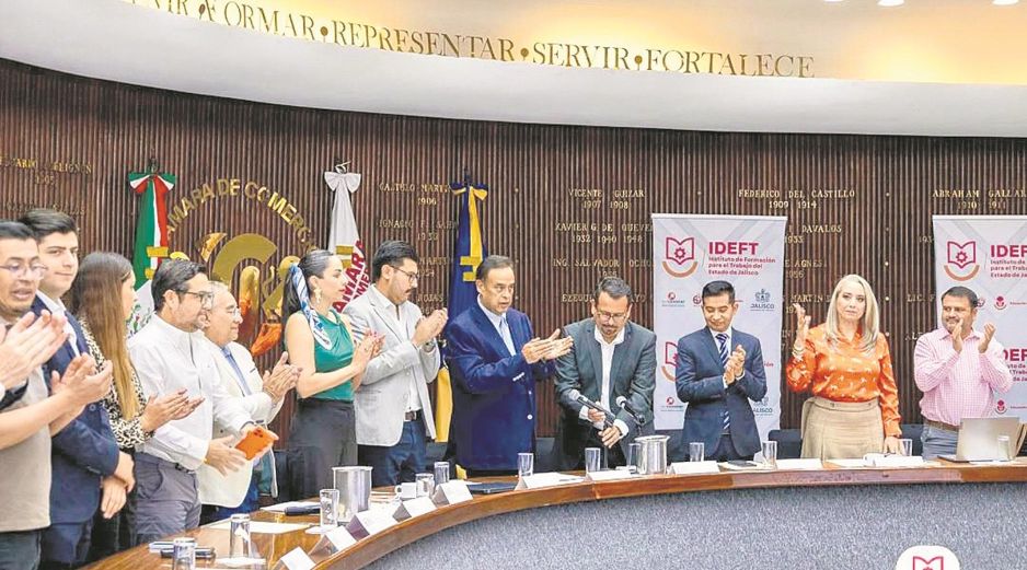 Expertos del Comité de Gestión por Competencias participaron en la sesión encabezada por el director general del IDEFT, Salvador Cosío Gaona. ESPECIAL