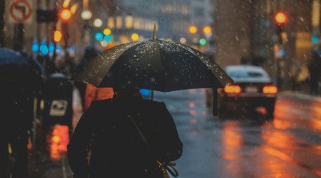 En Guadalajara, existe una probabilidad de lluvia del 35% en el horario vespertino, por lo que se exhorta a la población a no salir de casa sin paraguas. Unsplash