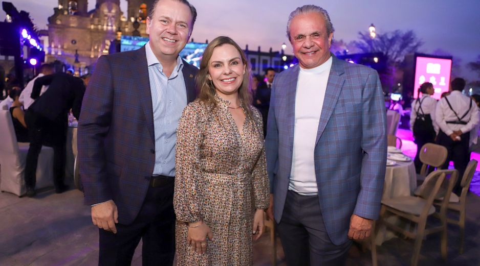 Javier Arroyo, Carola Gómez Ibarra y Luis Larios. GENTE BIEN JALISCO / Revista del 15 de mayo 2026