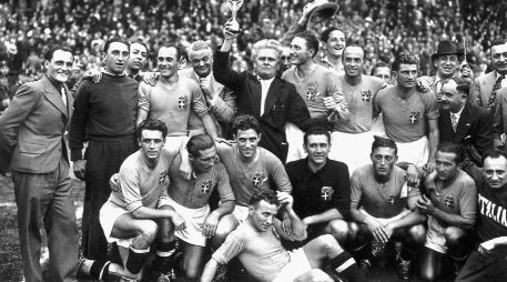 La Selección de Italia, con la Copa Jules Rimet, luego de proclamarse campeones en el Mundial de 1934. AFP / ARCHIVO