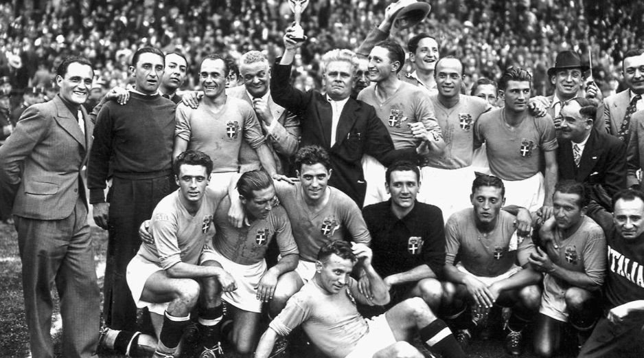 La Selección de Italia, con la Copa Jules Rimet, luego de proclamarse campeones en el Mundial de 1934. AFP / ARCHIVO