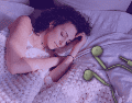 Esta herramienta auditiva se ha posicionado como una alternativa no invasiva para quienes buscan mejorar la calidad de su descanso. ESPECIAL/Unsplash/Canva