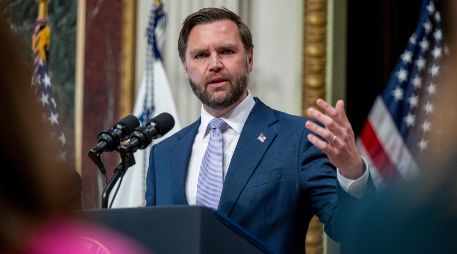 JD Vance subrayó que la administración Trump tiene un objetivo claro: que la República Islámica no obtenga un arma nuclear. EFE/D. Heuer