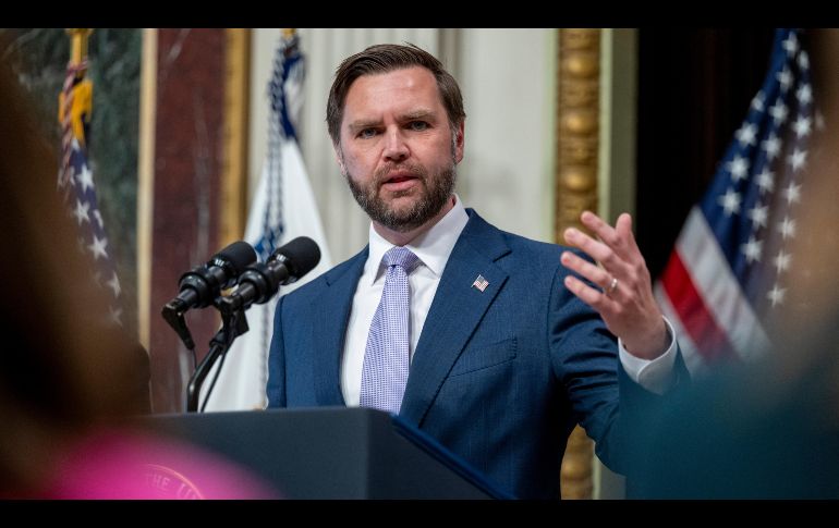 JD Vance subrayó que la administración Trump tiene un objetivo claro: que la República Islámica no obtenga un arma nuclear. EFE/D. Heuer