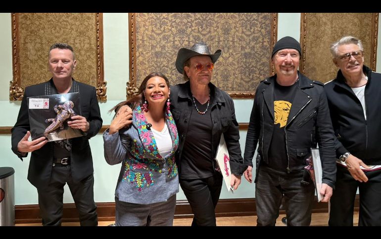 Clara Brugada posó con los integrantes de U2 y les entregó un regalo súper especial. FACEBOOK/Clara Brugada