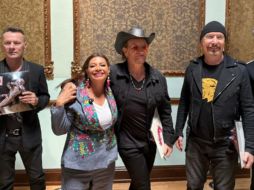 Clara Brugada posó con los integrantes de U2 y les entregó un regalo súper especial. FACEBOOK/Clara Brugada
