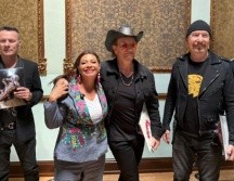 Clara Brugada posó con los integrantes de U2 y les entregó un regalo súper especial. FACEBOOK/Clara Brugada