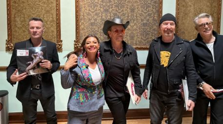 Clara Brugada posó con los integrantes de U2 y les entregó un regalo súper especial. FACEBOOK/Clara Brugada
