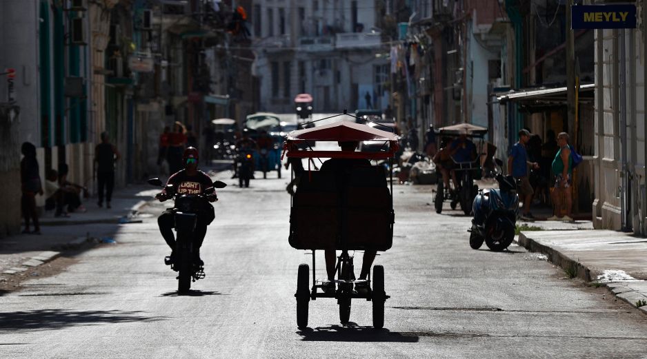 Fotografía del 2 de mayo de 2026 que muestra a vehículos transitando una calle en La Habana Cuba. EFE/ E. Mastrascusa