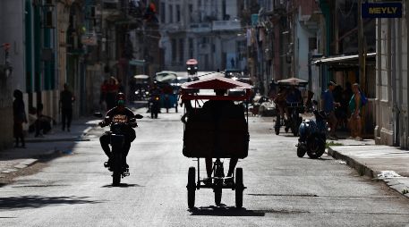 Fotografía del 2 de mayo de 2026 que muestra a vehículos transitando una calle en La Habana Cuba. EFE/ E. Mastrascusa