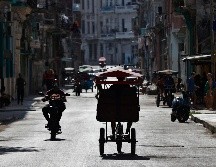 Fotografía del 2 de mayo de 2026 que muestra a vehículos transitando una calle en La Habana Cuba. EFE/ E. Mastrascusa