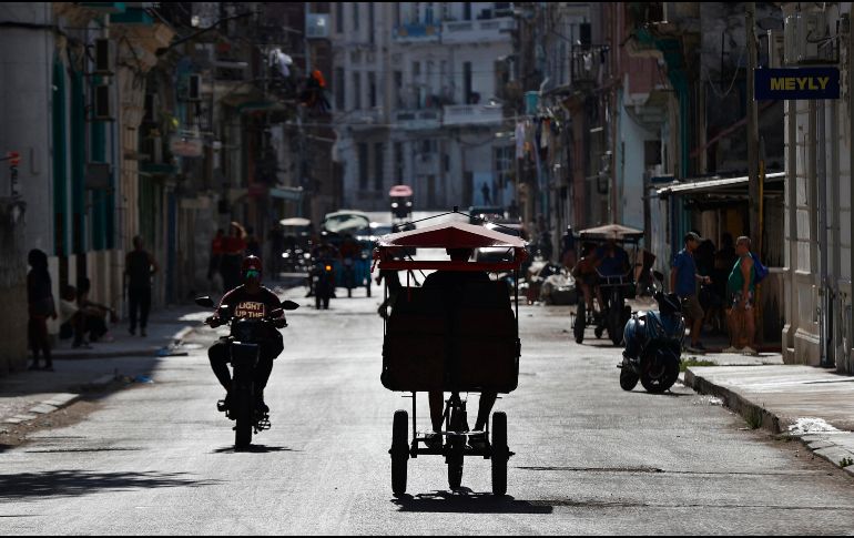 Fotografía del 2 de mayo de 2026 que muestra a vehículos transitando una calle en La Habana Cuba. EFE/ E. Mastrascusa