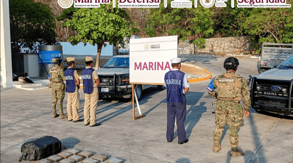 Los objetos asegurados fueron trasladados al puerto de las costas de Oaxaca para, posteriormente, ser puestos a disposición del agente del Ministerio Público correspondiente. X / @GabSeguridadMX