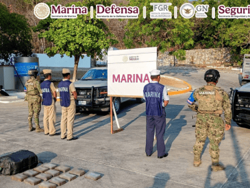 Los objetos asegurados fueron trasladados al puerto de las costas de Oaxaca para, posteriormente, ser puestos a disposición del agente del Ministerio Público correspondiente. X / @GabSeguridadMX