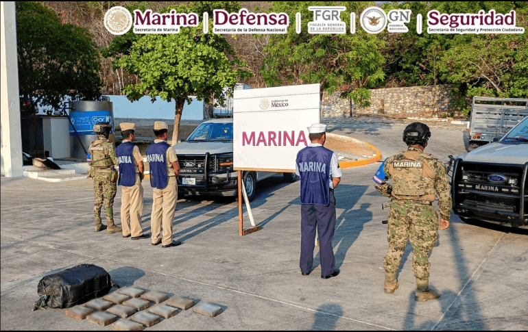Los objetos asegurados fueron trasladados al puerto de las costas de Oaxaca para, posteriormente, ser puestos a disposición del agente del Ministerio Público correspondiente. X / @GabSeguridadMX