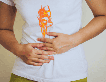 La Enfermedad por Reflujo Gastroesofágico (ERGE) se ha convertido en una verdadera epidemia silenciosa que afecta a millones de adultos, deteriorando gravemente su calidad de vida diaria. ESPECIAL / CANVA