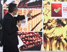 El procurador federal muestra los nuevos identificadores colocados en supermercados por la Profeco. ESPECIAL / X: @ivan_escalante