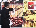 El procurador federal muestra los nuevos identificadores colocados en supermercados por la Profeco. ESPECIAL / X: @ivan_escalante