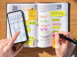 En el fondo, usar un calendario de papel revela una personalidad organizada, reflexiva y orientada a mantener un equilibrio interno que la tecnología actual aún no puede igualar ni reemplazar. CANVA