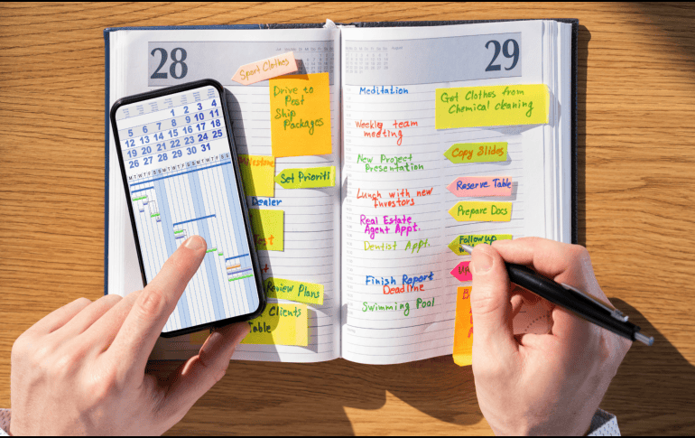 En el fondo, usar un calendario de papel revela una personalidad organizada, reflexiva y orientada a mantener un equilibrio interno que la tecnología actual aún no puede igualar ni reemplazar. CANVA