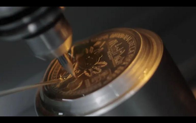Banxico lanza una deslumbrante moneda de 25 pesos con oro puro para celebrar la Copa Mundial de la FIFA 2026. ESPECIAL/BANXICO