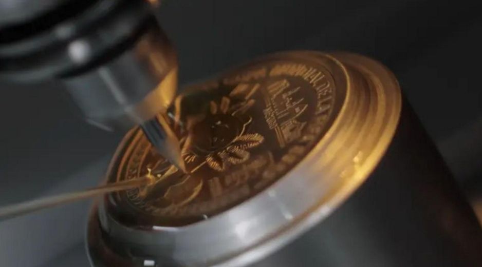 Banxico lanza una deslumbrante moneda de 25 pesos con oro puro para celebrar la Copa Mundial de la FIFA 2026. ESPECIAL/BANXICO