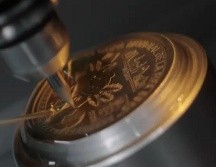 Banxico lanza una deslumbrante moneda de 25 pesos con oro puro para celebrar la Copa Mundial de la FIFA 2026. ESPECIAL/BANXICO