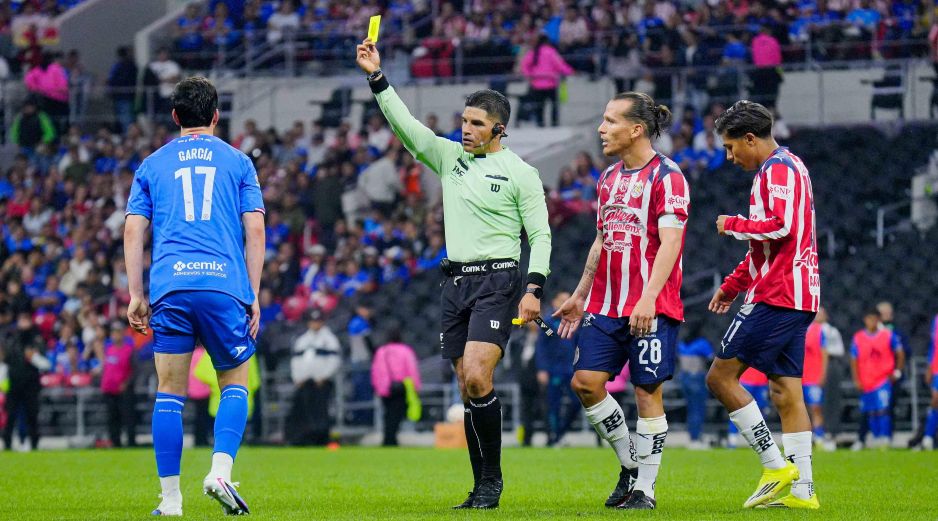 Este miércoles se jugó la semifinal de Ida del Clausura 2025 de la Liga MX entre Cruz Azul y Chivas, partido que terminó con marcador de 2-2 y que se vio envuelto en la polémica arbitral. IMAGO7