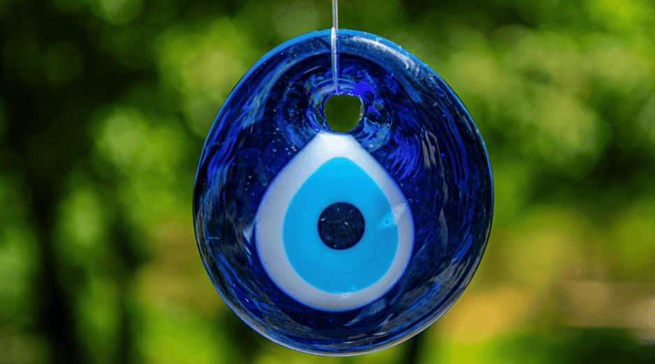 En diversas culturas el ojo turco se ha convertido en un regalo indispensable para proteger a los recién nacidos, a las novias en su día de bodas y a los nuevos negocios. CANVA
