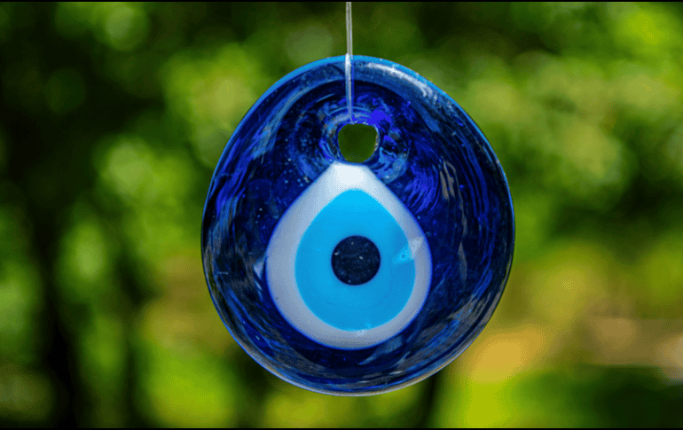 En diversas culturas el ojo turco se ha convertido en un regalo indispensable para proteger a los recién nacidos, a las novias en su día de bodas y a los nuevos negocios. CANVA