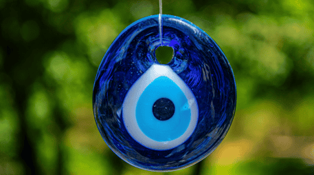 En diversas culturas el ojo turco se ha convertido en un regalo indispensable para proteger a los recién nacidos, a las novias en su día de bodas y a los nuevos negocios. CANVA
