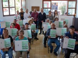 Ceremonia de entrega de 16 visas a adultos mayores como parte del programa Jalisco Sin Fronteras. CORTESÍA/Gobierno Municipal de Chapala