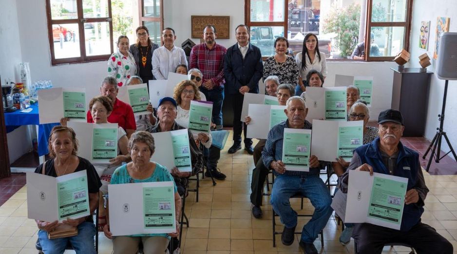 Ceremonia de entrega de 16 visas a adultos mayores como parte del programa Jalisco Sin Fronteras. CORTESÍA/Gobierno Municipal de Chapala