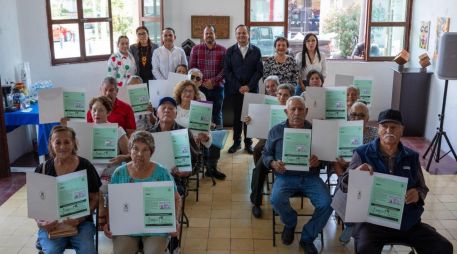 Ceremonia de entrega de 16 visas a adultos mayores como parte del programa Jalisco Sin Fronteras. CORTESÍA/Gobierno Municipal de Chapala
