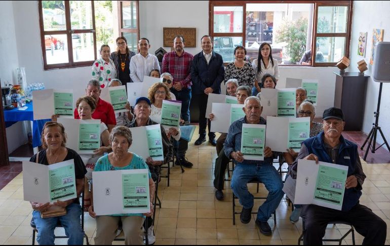 Ceremonia de entrega de 16 visas a adultos mayores como parte del programa Jalisco Sin Fronteras. CORTESÍA/Gobierno Municipal de Chapala