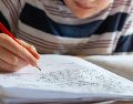 La labor educativa debe ser dignamente remunerada, por lo que es crucial el seguir impulsando el diálogo público para mejorar las condiciones laborales de los docentes. Unsplash