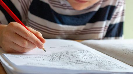 La labor educativa debe ser dignamente remunerada, por lo que es crucial el seguir impulsando el diálogo público para mejorar las condiciones laborales de los docentes. Unsplash