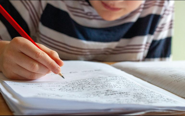 La labor educativa debe ser dignamente remunerada, por lo que es crucial el seguir impulsando el diálogo público para mejorar las condiciones laborales de los docentes. Unsplash
