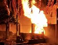 La explosión inició cuando las chispas de una pieza de pirotecnia alcanzó un cilindro de gas utilizado por un puesto de frituras. ESPECIAL