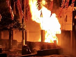 La explosión inició cuando las chispas de una pieza de pirotecnia alcanzó un cilindro de gas utilizado por un puesto de frituras. ESPECIAL