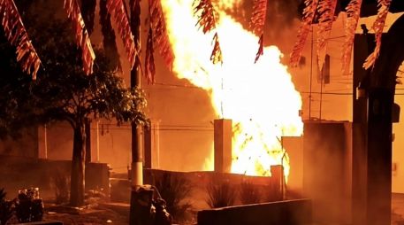 La explosión inició cuando las chispas de una pieza de pirotecnia alcanzó un cilindro de gas utilizado por un puesto de frituras. ESPECIAL