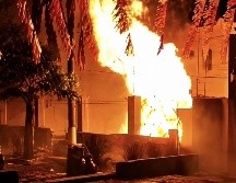 La explosión inició cuando las chispas de una pieza de pirotecnia alcanzó un cilindro de gas utilizado por un puesto de frituras. ESPECIAL