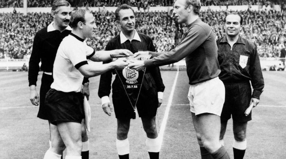 La final del Mundial de 1966, disputada en Wembley, no estuvo exenta de polémica. Inglaterra ganó en la prolongación 4-2 a Alemania con un gol fantasma de Geoff Hurst. AFP / ARCHIVO